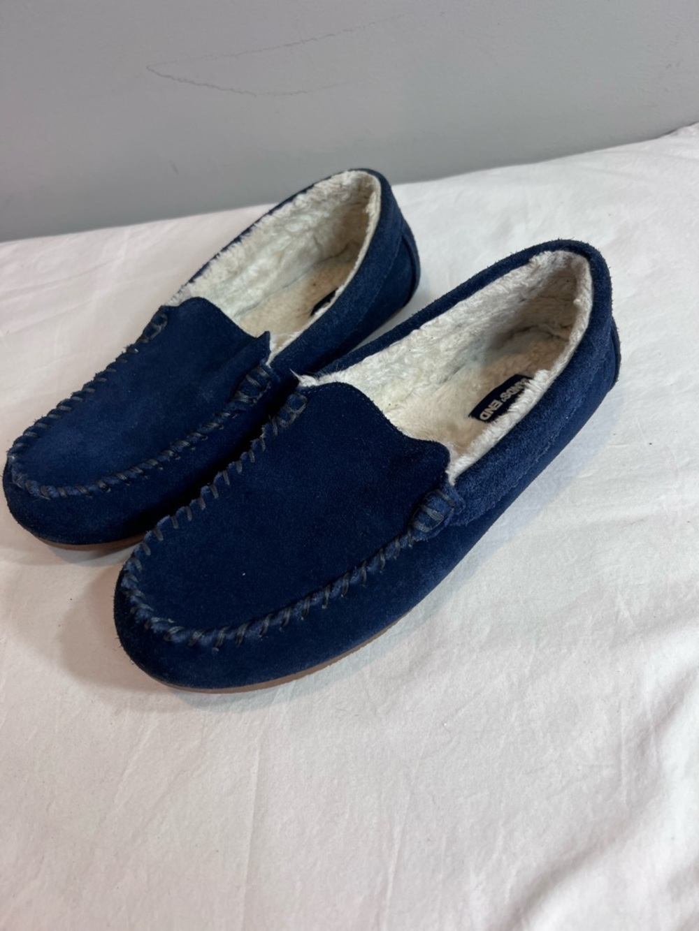 Lands and navy blue shearling  lined moccasin women’s slippers size 8